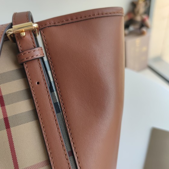 Burberry popular model number: 22585